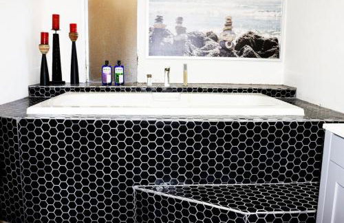 Modern 2 BR 2BA Biz Friendly Duplex with Fast Wi-Fi and Workspaces - Foto 11