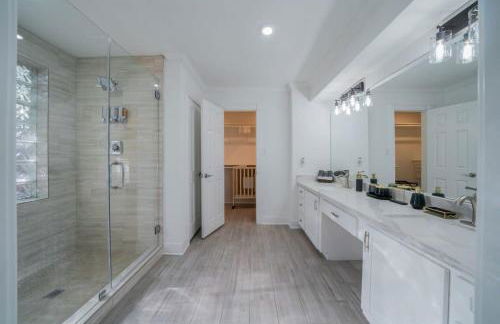 Bright and Spacious Home for w Pool -over 30 Nights- - Foto 25