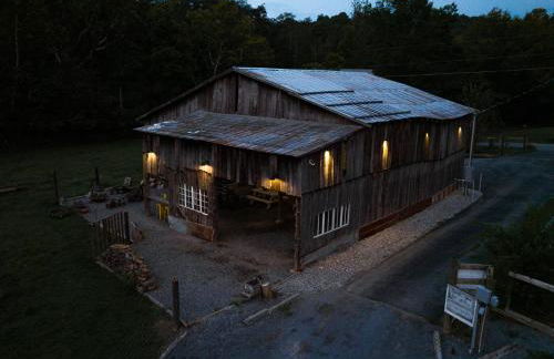 Meadow View Romantic Nature Stay w Barn, Outdoor Tub and Sauna - Foto 35