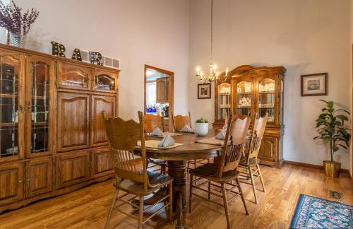 Sleeps 12! Main Level Primary Suite-Beautiful Backyard Oasis - Photo 11