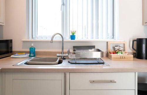 The Little Blue House by Sheppey Stays -Cosy 2BR Blue House - Near Docks with Parking - Foto 22