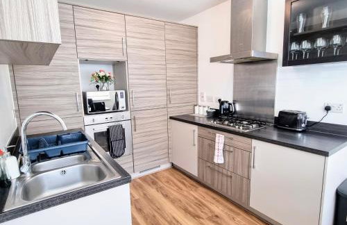 Spacious 4BR House Sleeps 8 with Free Parking, Contractor Friendly, Near Basildon Hospital & London Links - Foto 6