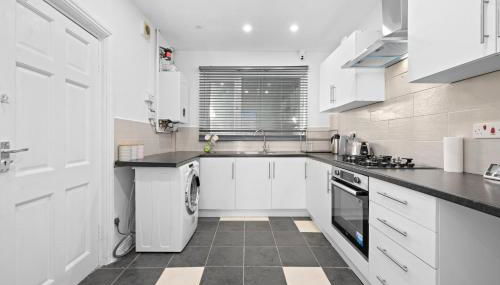 Three Bedroom House By Brookland Stays Serviced Accommodation Short Lets Manchester With Free WiFi - Foto 4