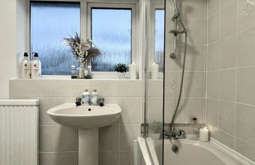 J&J stays 5 bedroom detached house in Peterborough with parking - Photo 60