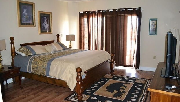 City View 411 3BD Condo with Fireplace by RedAwning - Foto 2, Habitación