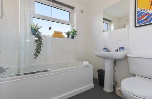 Prime Location Stylish 4-Bed House near Trent Br - Foto 11