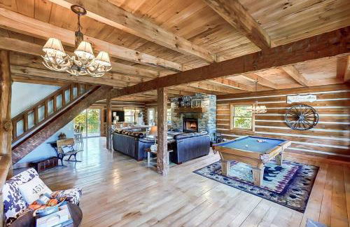 Large Log Cabin Chalet w/ Hot Tub - Horses & Lake! - Foto 47
