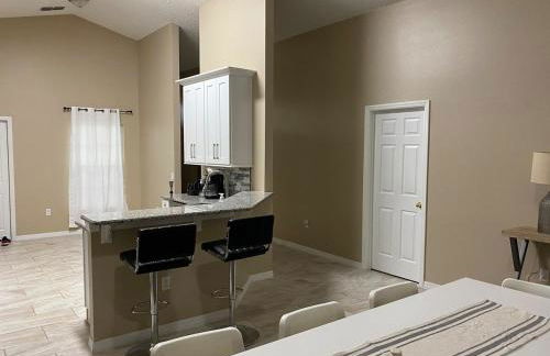 Lakefront Villa with private heated pool - Foto 9