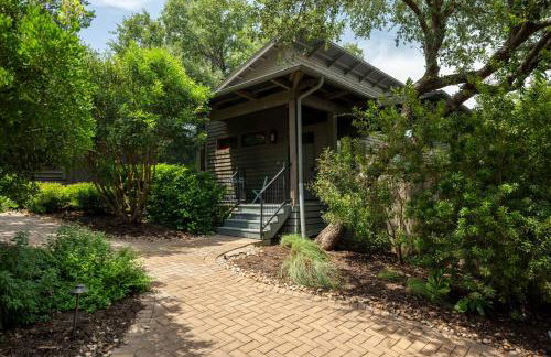 Charming Lake Getaway with Loft - Pickleball & BBQ - Foto 19