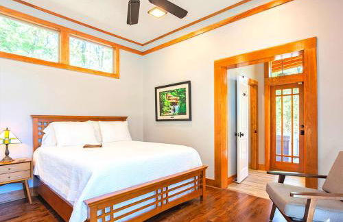 Frank Lloyd Wright-Style Cabin Rental with a Private Hot Tub near Dallas, Texas - Photo 4