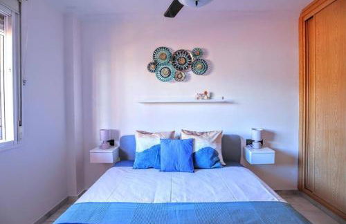 Blue Marine Home - Parking, Pool, AC, WiFi - Photo 2