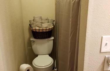 Lovely One bedroom condo with indoor fireplace. - Foto 10