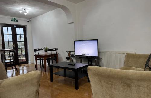 4 Beds House for Families & Contractors with Free Parking - Photo 32