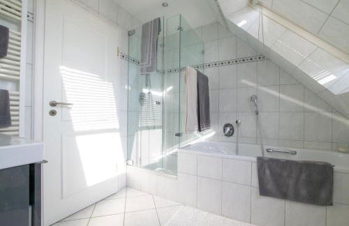 Meerbusch Apartments - 3 Room Apartment with Balcony - 20 Min Messe DUS - Foto 14