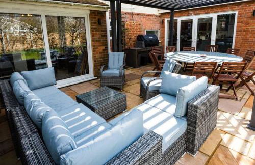 Beachside period family home. 5 BR spacious, comfortable. - Photo 15