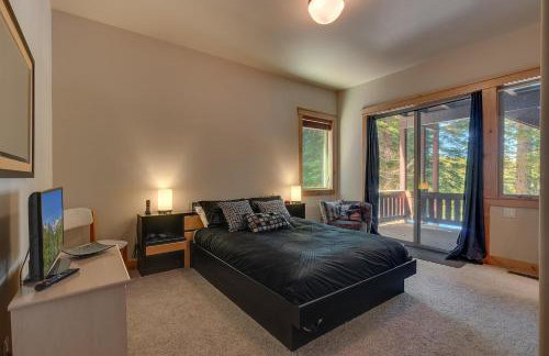 Skislope Manor - Spacious Tahoe Donner 4 BR with Gorgeous Home Theater and Hot Tub - Foto 20