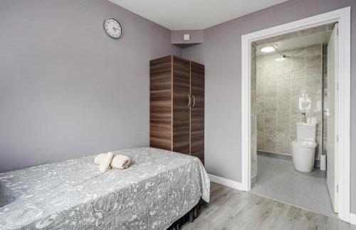 Remaj Serviced Accommodation, sleeps 7 & free parking - Foto 9