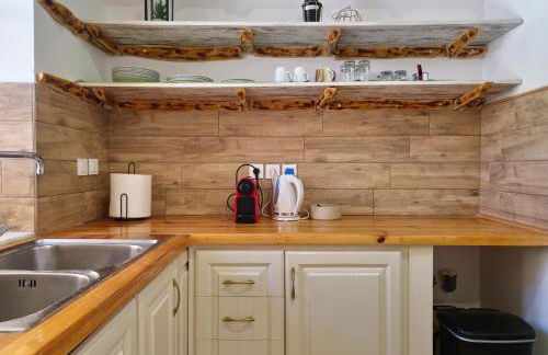 Alekos Cozy Stone 2BR Home Karya Center - Photo 7