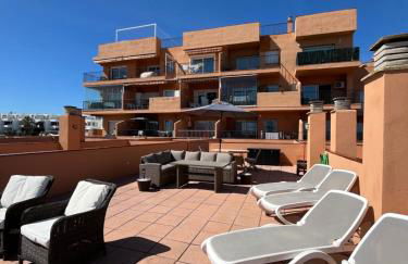 Ático con Vistas al Mar y con Piscina frente a Castillo Sohail - Foto 34