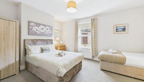 RestfullStays- 3 Bedroom, 4 Bed House FREE PARKING - Foto 3
