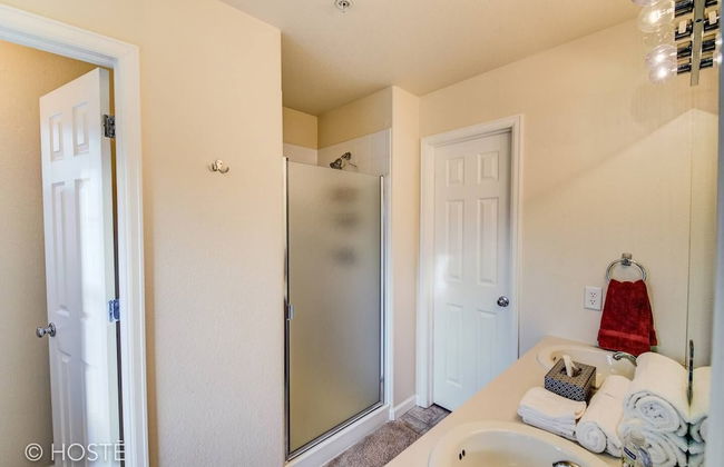 3BR Downtown Townhome /w Stunning Balcony Views! - Photo 7