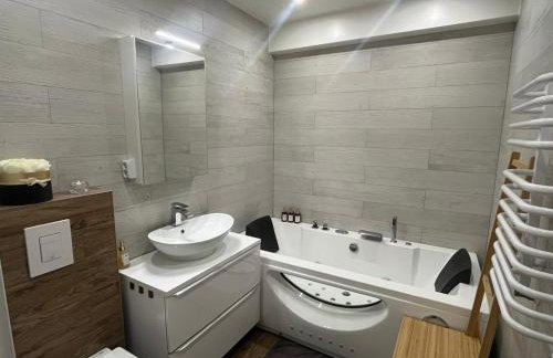 Apartament w Centrum z wanną z hydromasażem - Foto 13