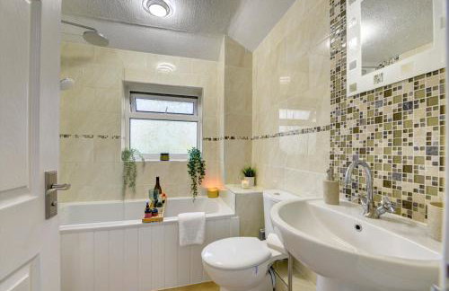 LastMinOffer 10pc Off I A Lovely Executive Home for Families or Contractors I A Lovely Garden and Parking Space I Wifi I Early check-in or Long Term Rates Available I SILVA Short Term Lets 4 out of 5 from over 650 stays - Photo 30