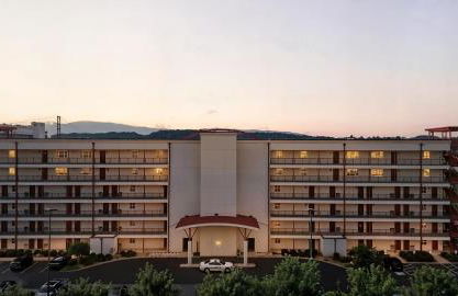 New 2 Bed 2 Bath Condo with Pool at BMS - Foto 1