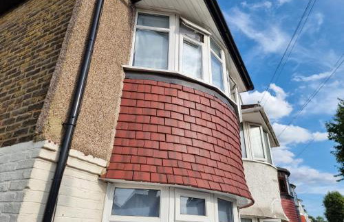 Entire 3 bedroom home with Parking in Welling, London, UK - Photo 80