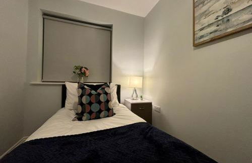 Eskdale Townhouse- Spacious 4BR ,Crawley, Free Wifi, Parking, fully equipped, contractor friendly, temporary relocations welcome, near Gatwick Airport - Foto 29