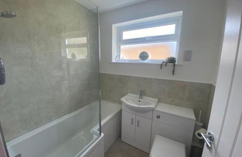 Bay - Brambles Chine, Colwell Bay - 5 star WiFi - Short walk to The Hut and beach - 1 night stays available - Ferry offers - Photo 15