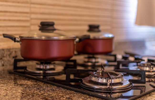 FLATS MAR'BELLA COM VARANDA, 100M PRAIA, PETFRIENDLY E ESTACIONAMENTO - Foto 24