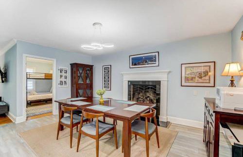 Poolside Bungalow with Fire Pit Fun and King Suite - Foto 9