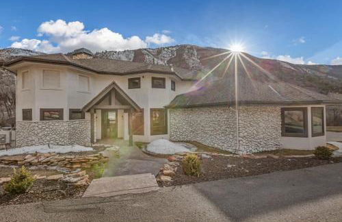 Cozy mountain home w riverfront patio - Foto 14