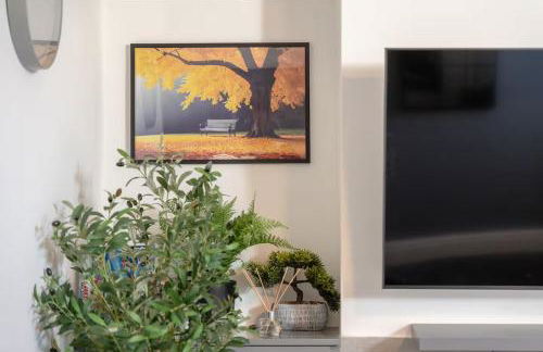 Family-Friendly 2-Bed Home with Games & Fireplace - Foto 15