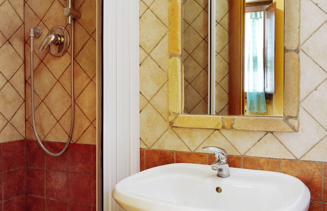 Sun-kissed Holiday Home With Swimming Pool - Photo 7