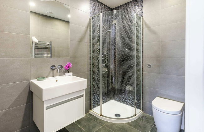 Beautiful Canal Side Notting Hill Abode With Terrace - Photo 12