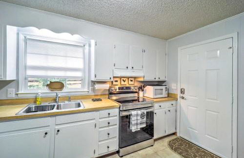 Newland Gem in Golf Community with Pool Access! - Foto 8