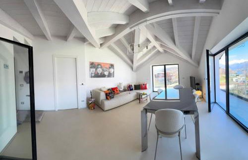 Top floor design apt, 3bd, 2bt! - Photo 4