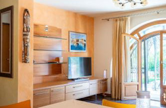 Charming Orange Apartment with Private Pool and Garden Oasis - Foto 14