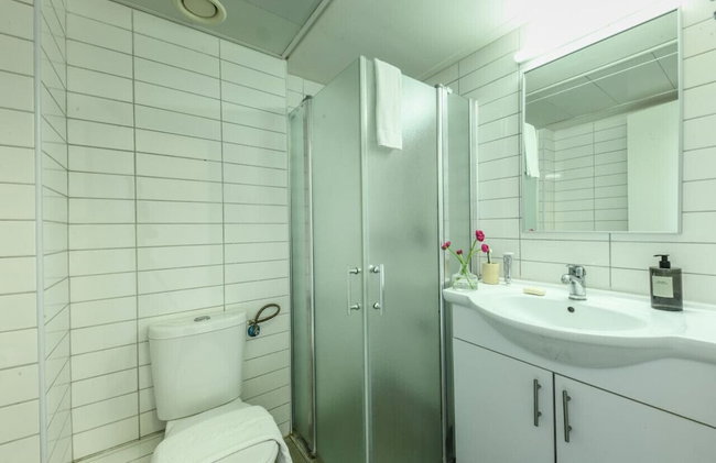 Studio apt w balcony and Kitchen - Photo 9