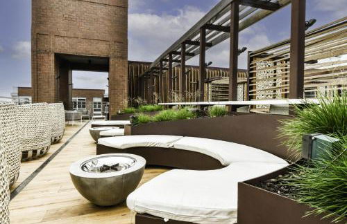 Urban 2BR Oasis with Scenic Rooftop and Gym - Foto 36