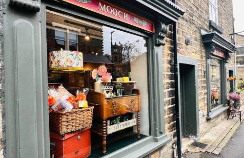 Elegant Hayfield Escape - Heart of Peak District - Photo 33