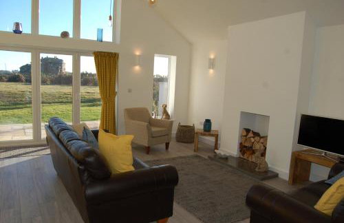 Beautiful, Modern Villa 5 mins walk from the Stunning Bay at Trearddur - Photo 3