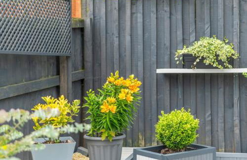 Charming Modern Retreat with Private Garden - Pass the Keys - Foto 37