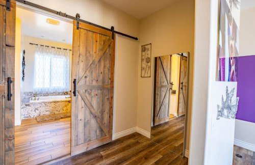 3400 SqFt House W/40Ft Heated Pool/Spa- Strip View - Photo 58