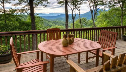 3 Bed 3 Bath Vacation home in Sylva - Photo 2