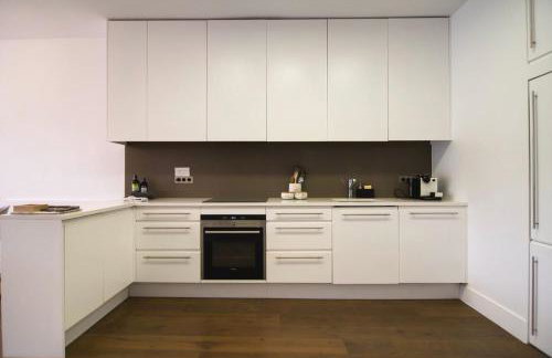 Two Bedroom Luxury Apartment - Balcony with View of Notre Dame - Photo 17