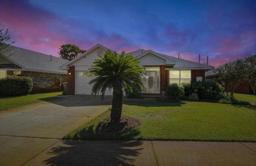 Golden Hour Getaway- Guest Favorite, 2 Min to Beach, Seasonal Pool & Arcade - Foto 43