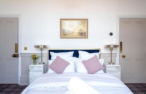 Signature Beachfront Home, Panoramic Sea Views & Marble Fireplace - Foto 17